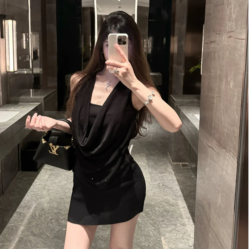 千金风穿搭高级感烫钻荡领假两件针织连衣裙女挂脖无袖收腰短裙子