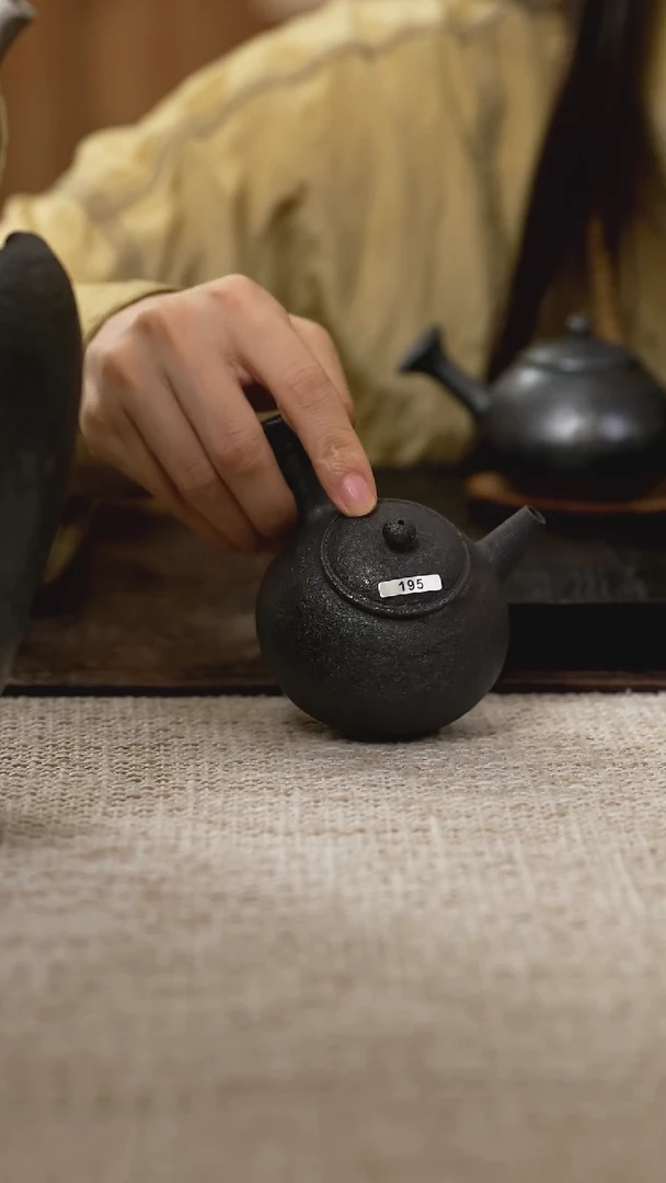 /195柴烧紫砂侧把小壶