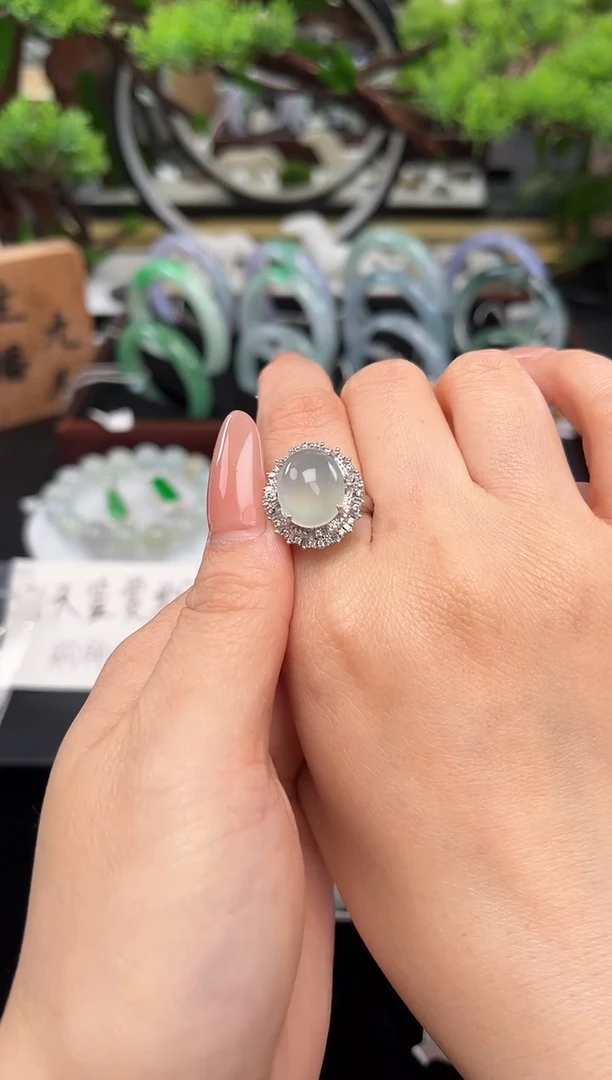 18K金镶嵌戒指翡翠戒指