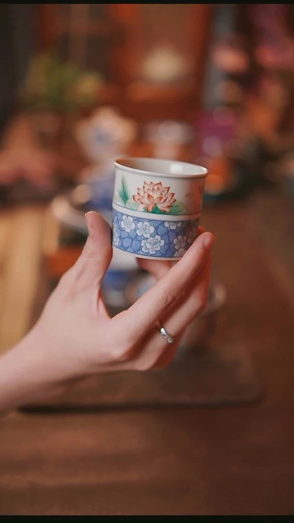 其他景德镇樊沐青花手绘荷花竹节杯