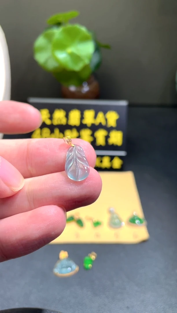 颈饰18K金镶嵌翡翠翡翠A货