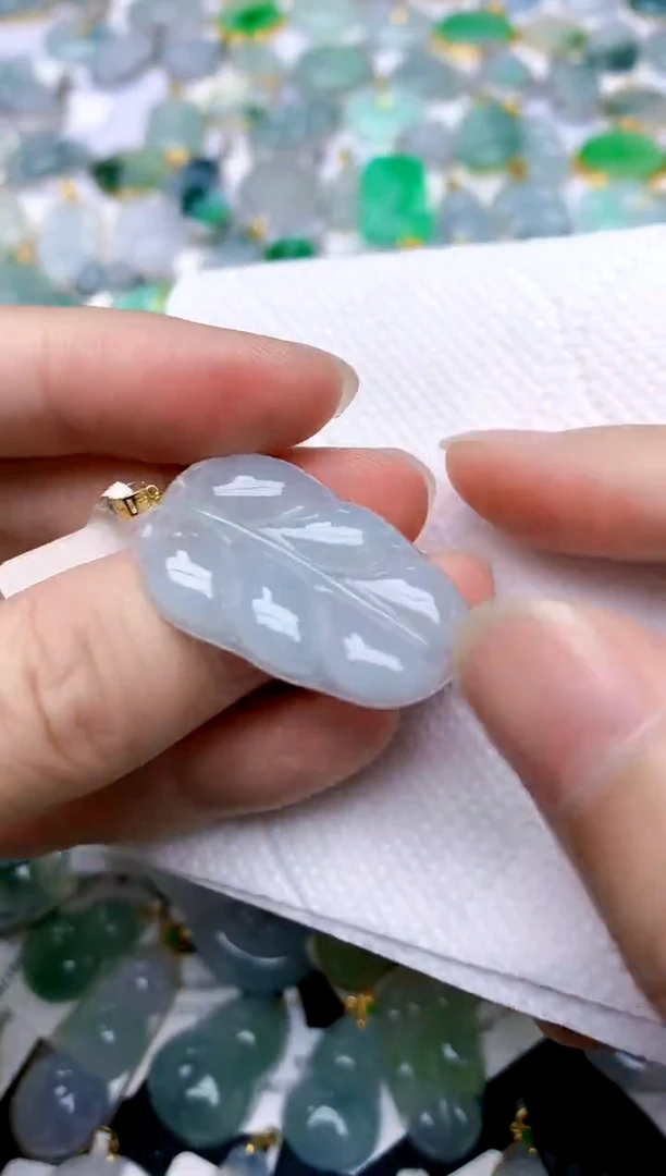 颈饰18K金镶嵌翡翠天然A货翡翠