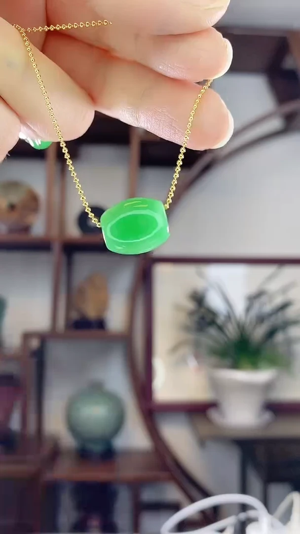 翡翠未镶嵌吊坠(赠链)X8阳绿路路通