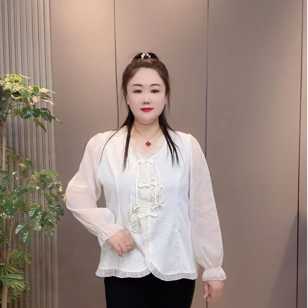 2025春季新款时尚洋气V领复古盘扣花边设计感刺绣拼接显瘦上衣