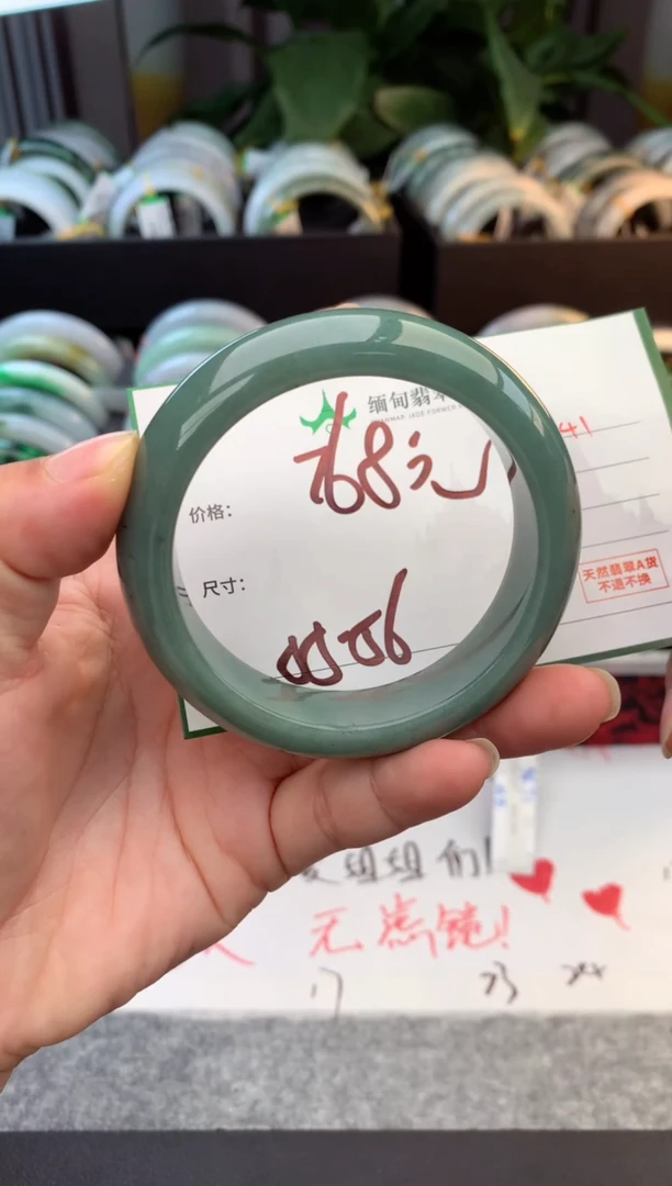 未镶嵌定制翡翠毛货需精细抛光+多人