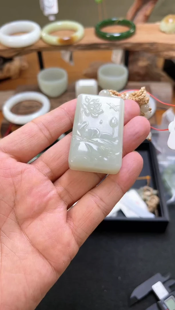 吊坠(不含链)未镶嵌和田玉且末青白 荷花牌