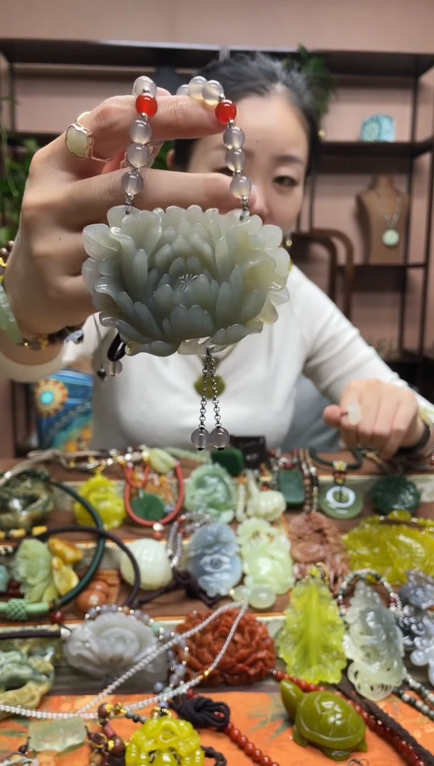 未镶嵌岫玉颈饰·