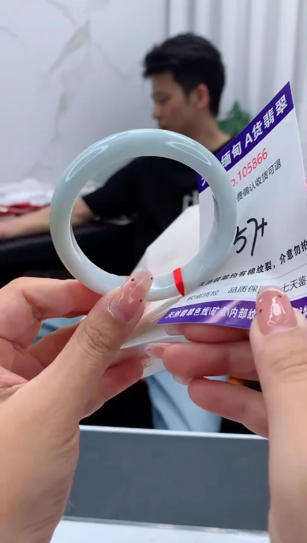 未镶嵌手镯翡翠有纹，完美者勿拍
