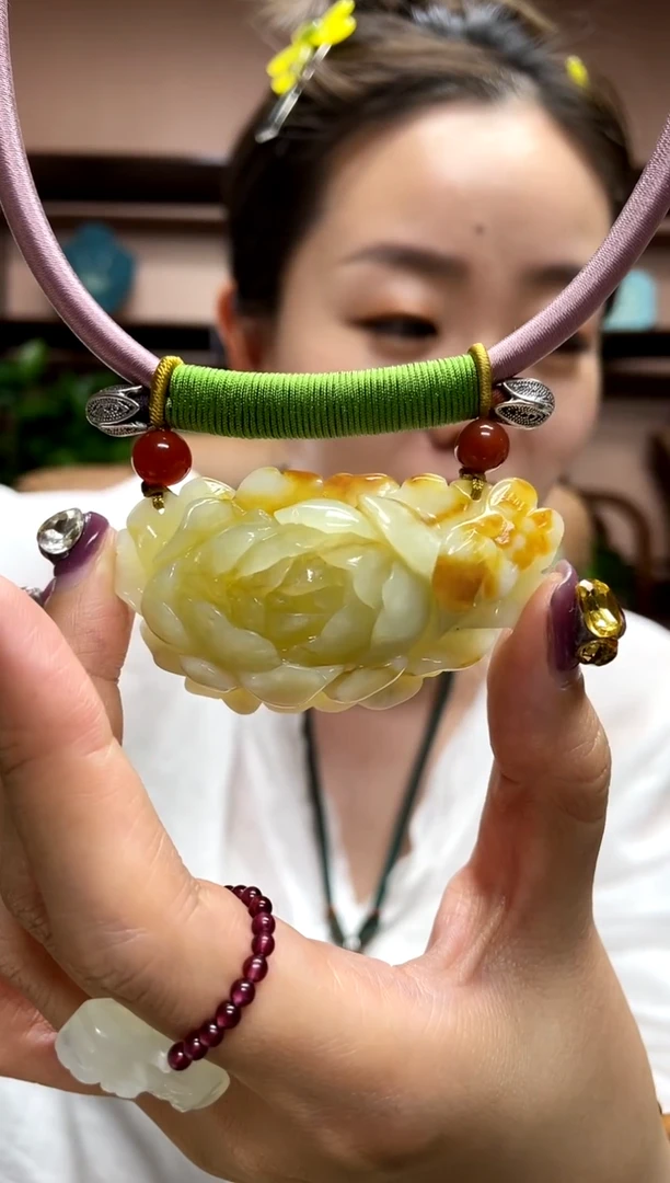 岫玉未镶嵌吊坠·