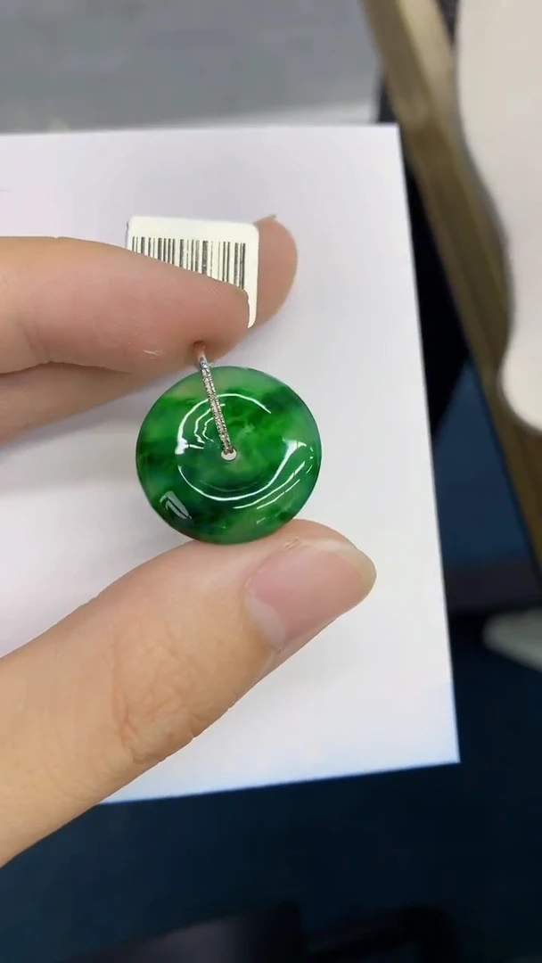 翡翠18K金镶嵌颈饰            8
