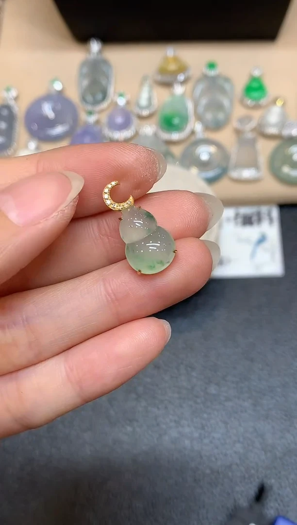 颈饰18K金镶嵌翡翠葫芦【无服务费