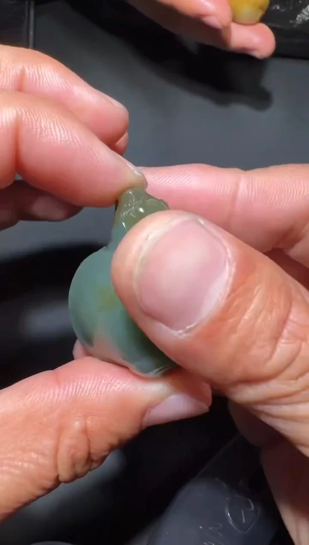 未镶嵌和田玉（糖玉）挂件和田玉