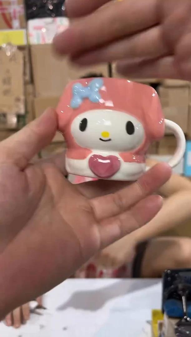 瓷片美乐蒂抱爱心一口杯 微瑕