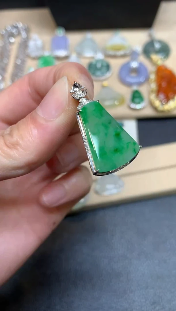 【闪购商品】翡翠颈饰18K金镶嵌无事牌【无服务费】