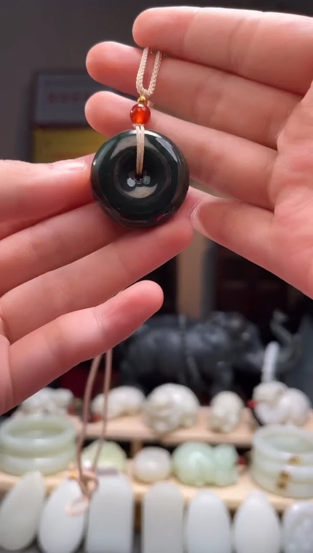 颈饰未镶嵌和田玉吊坠