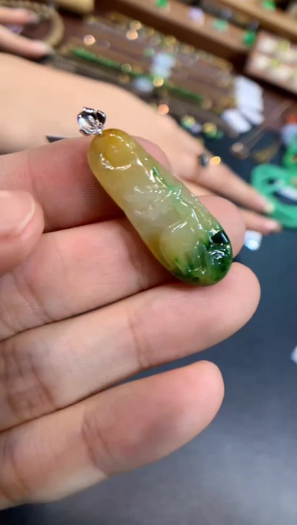 颈饰18K金镶嵌翡翠花件吊坠