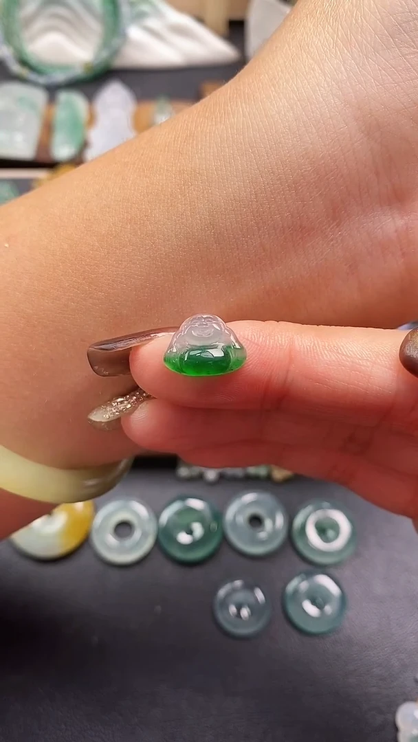 颈饰未镶嵌翡翠佛公