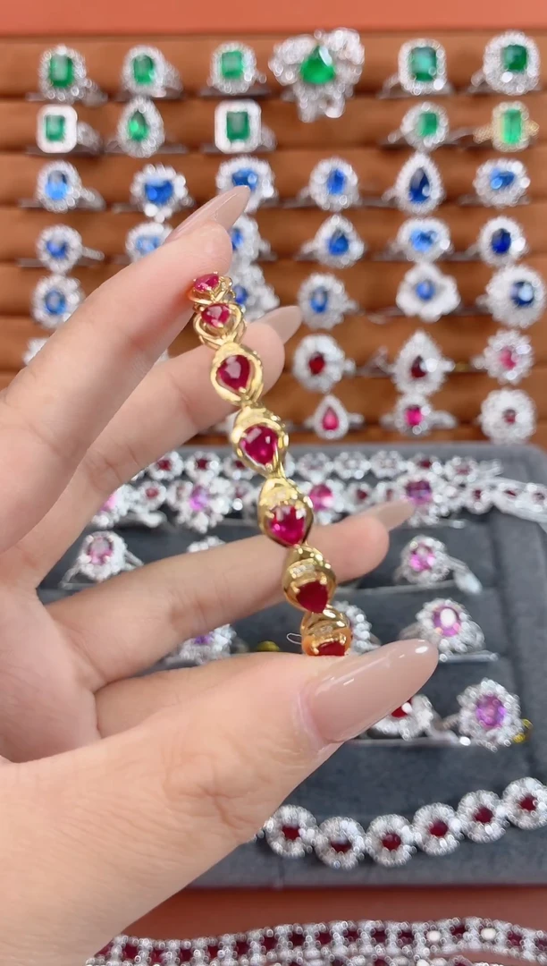 18K金镶嵌手镯红宝石-3.5克拉*无烧