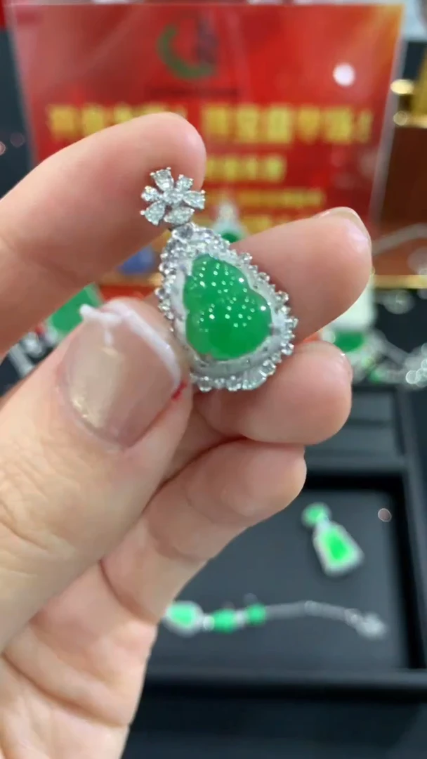 吊坠(不含链)18K金镶嵌翡翠开业不退换