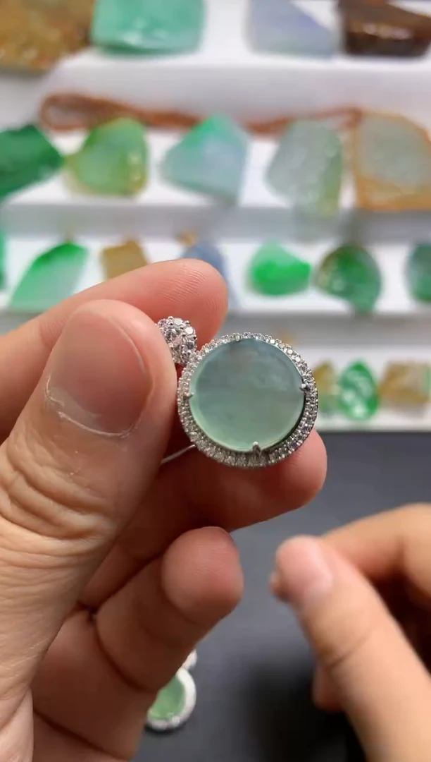 颈饰未镶嵌翡翠