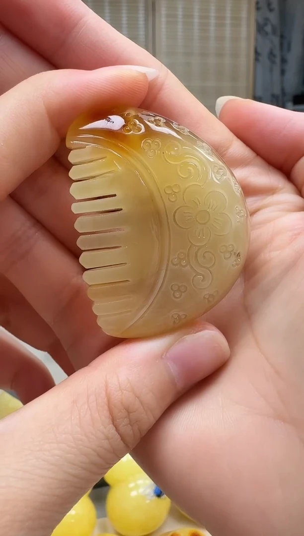 未镶嵌琥珀裸石如图