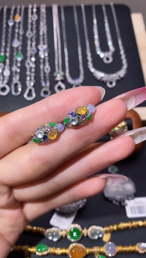 颈饰18K金镶嵌翡翠耳饰