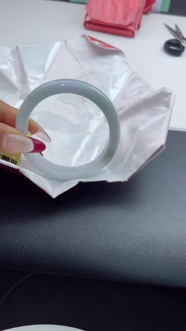 【闪购商品】翡翠手镯未镶嵌18翡翠手镯（微瑕）