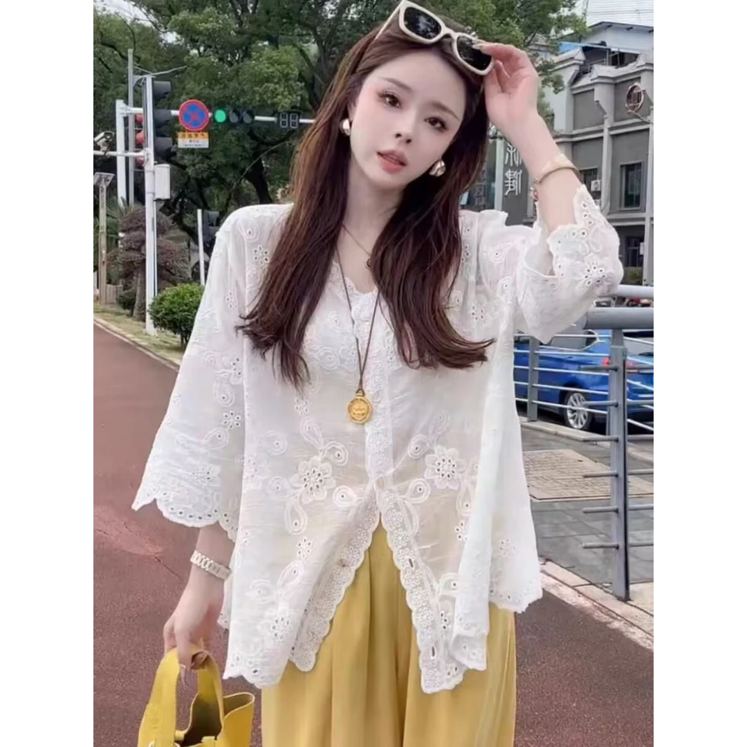 法式时尚V领镂空刺绣防晒衬衫女夏设计感宽松洋气单排扣开衫上衣
