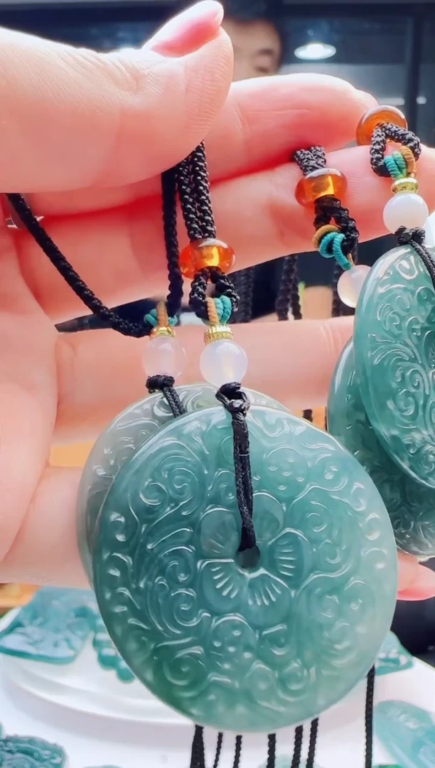 翡翠未镶嵌颈饰多样性发货其中一件