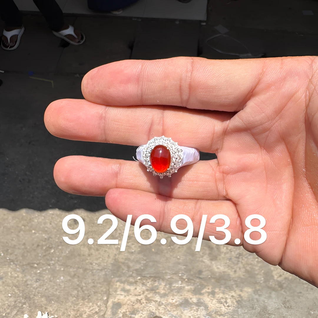 0626(小哪吒在源头)高冰种翡翠鸽血红戒面干净肉细饱满荧光足M50
