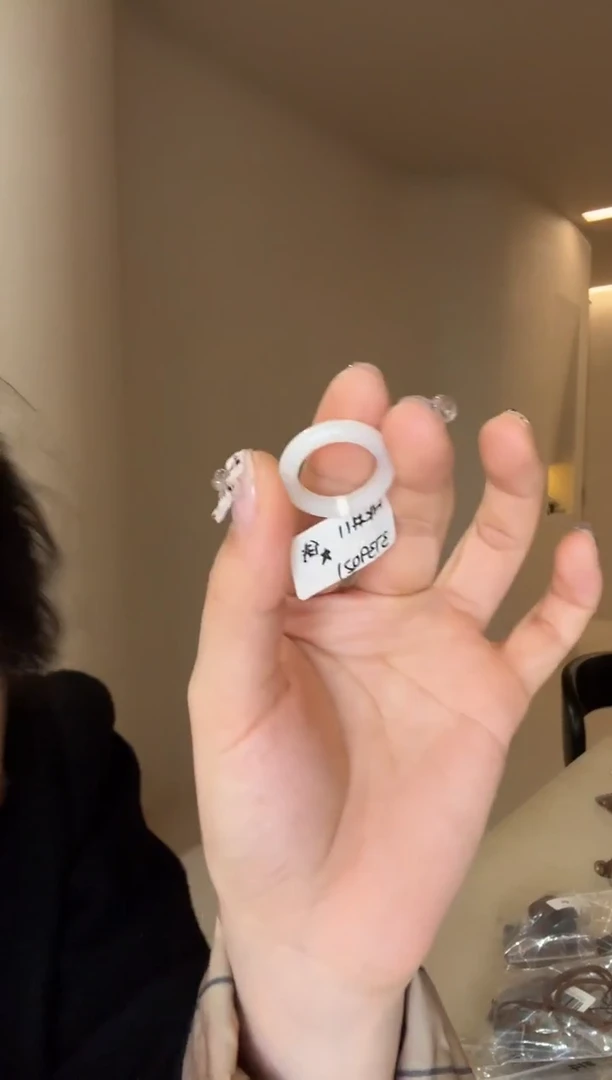 未镶嵌戒指和田玉11码俄白细条