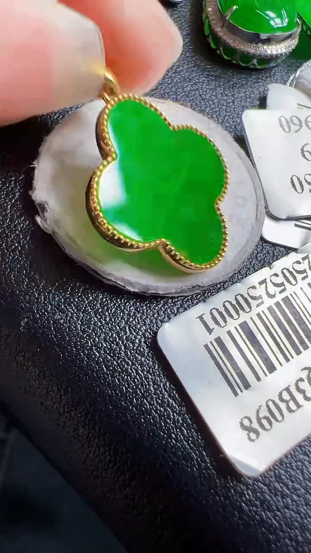 颈饰18K金镶嵌翡翠四叶草