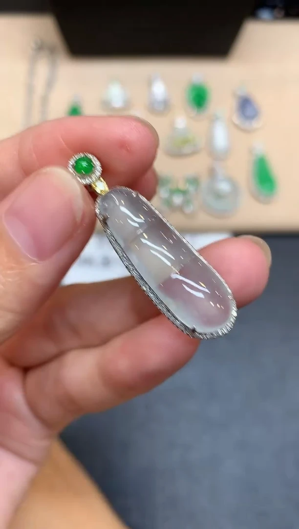 颈饰18K金镶嵌翡翠福豆【无服务费