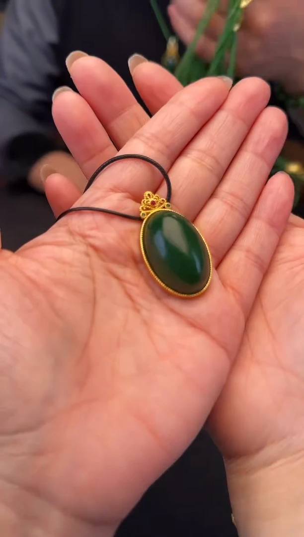 颈饰未镶嵌和田玉鸽子蛋3.0