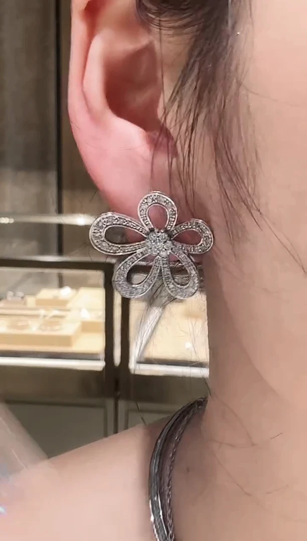 铂Pt950镶嵌耳饰钻石五花