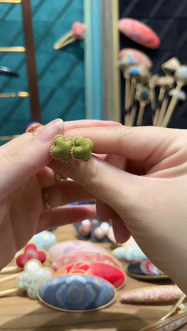 【闪购商品】【一物一拍专车】秋香绿四叶草耳钉一对