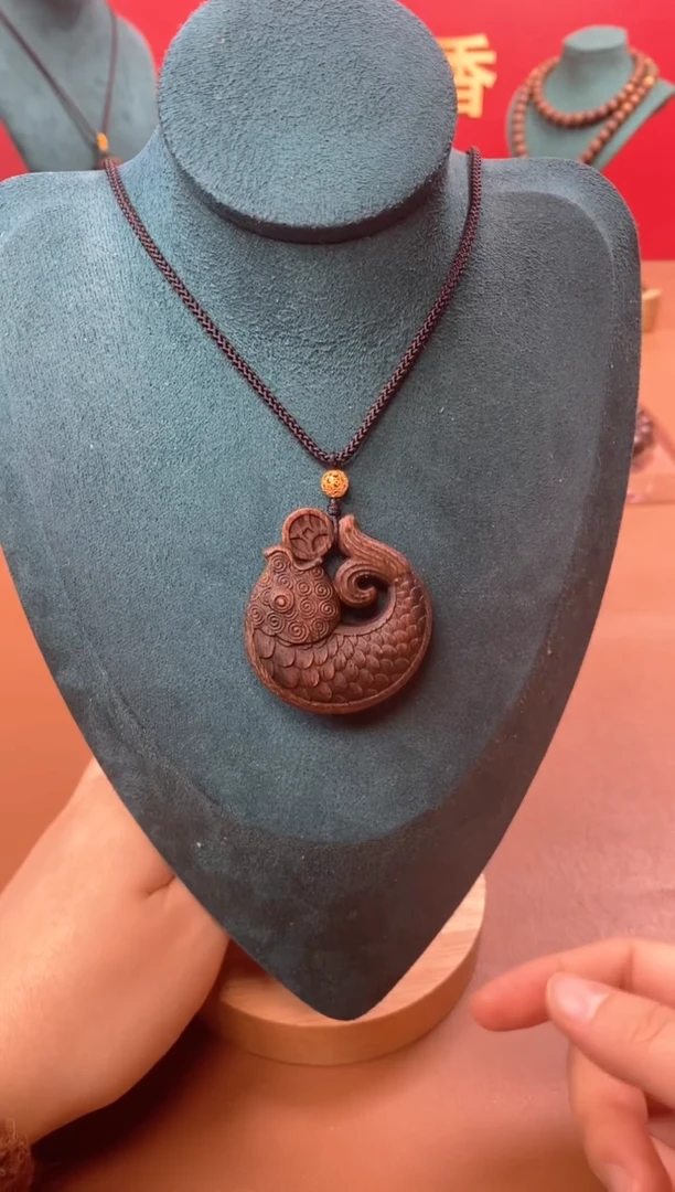 【闪购商品】沉香木手串P顺化紫棋手雕年年有鱼牌