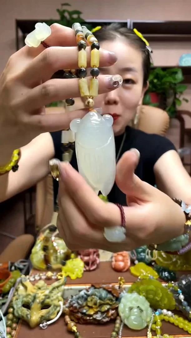 未镶嵌岫玉颈饰·