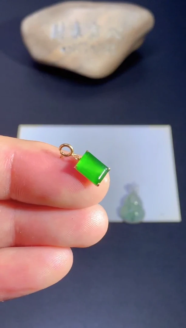 颈饰18K金镶嵌翡翠