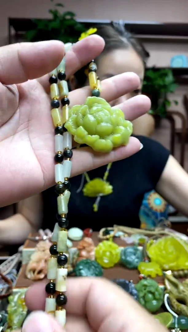 未镶嵌岫玉吊坠`
