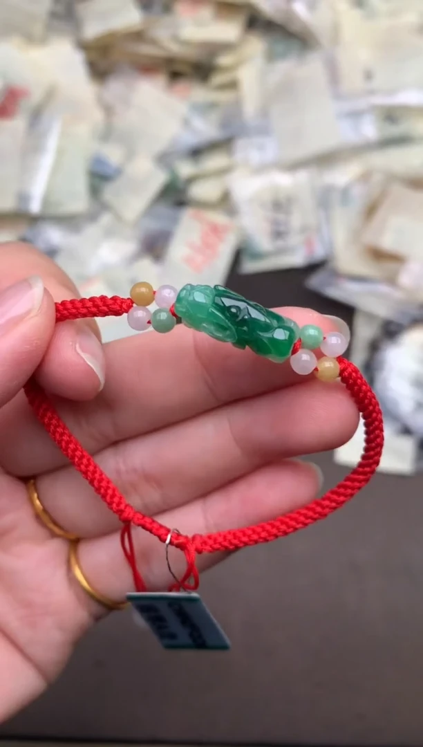 翡翠挂件未镶嵌  —