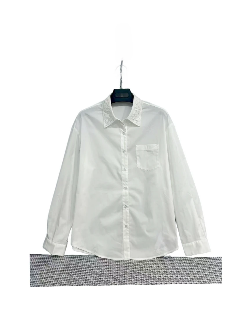 25018  翻领 领口镂空刺绣  纯色  时尚 百搭 衬衫