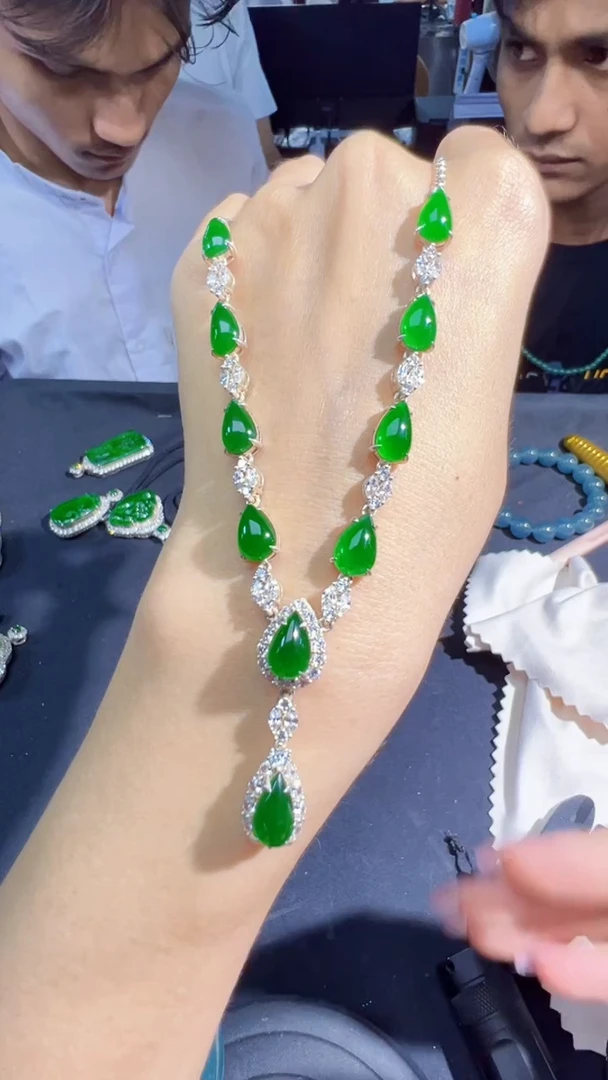 定制翡翠未镶嵌水滴1