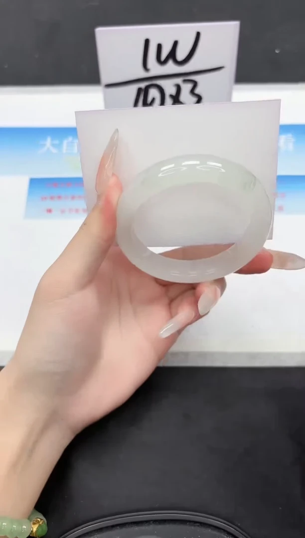 未镶嵌手镯石英质玉180-55.4