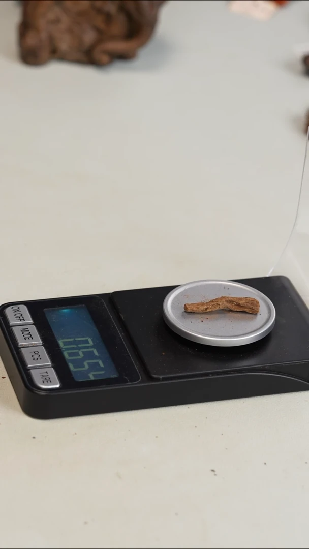 沉香沉香碎屑越南富森红土料0.6g