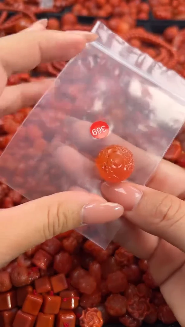 南红玛瑙未镶嵌颈饰1