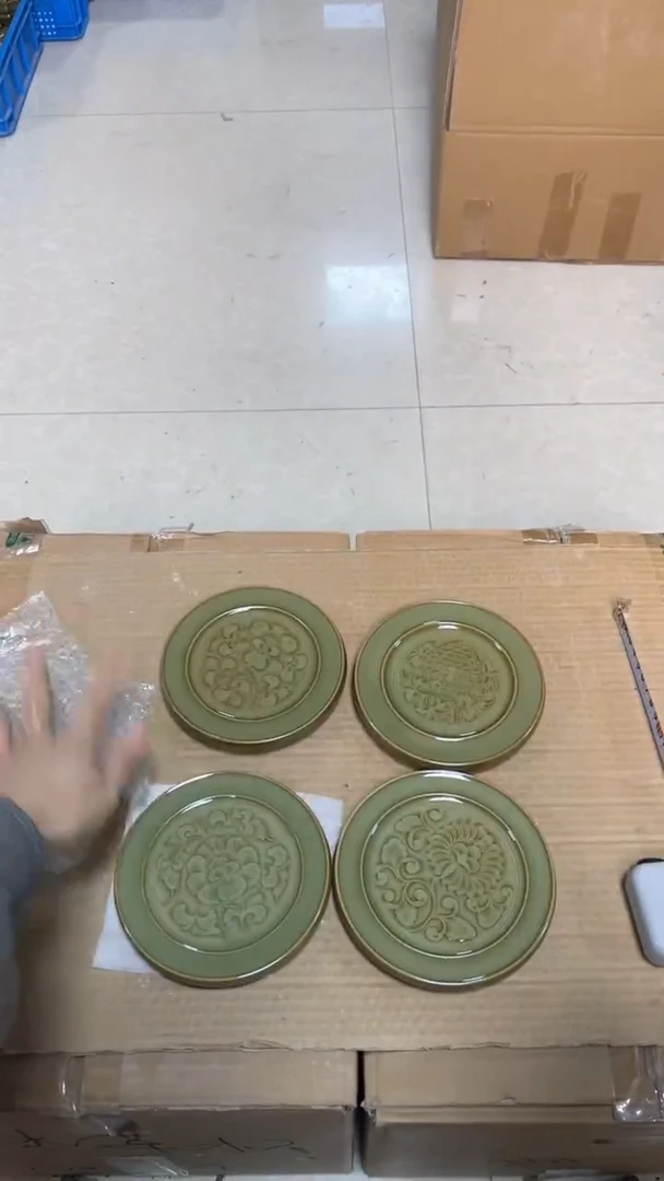 陶瓷纯手工橄榄绿刻花壶承（一个）纹饰随机发