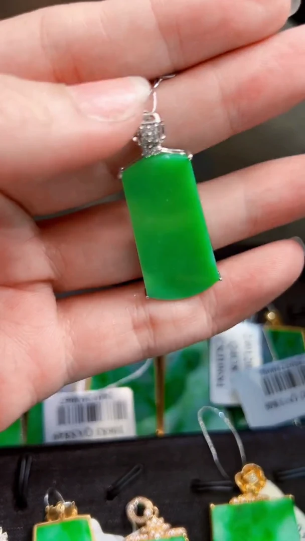 颈饰18K金镶嵌翡翠无事牌