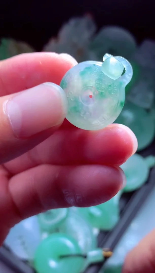 未镶嵌定制翡翠雨***?翡翠毛货定制