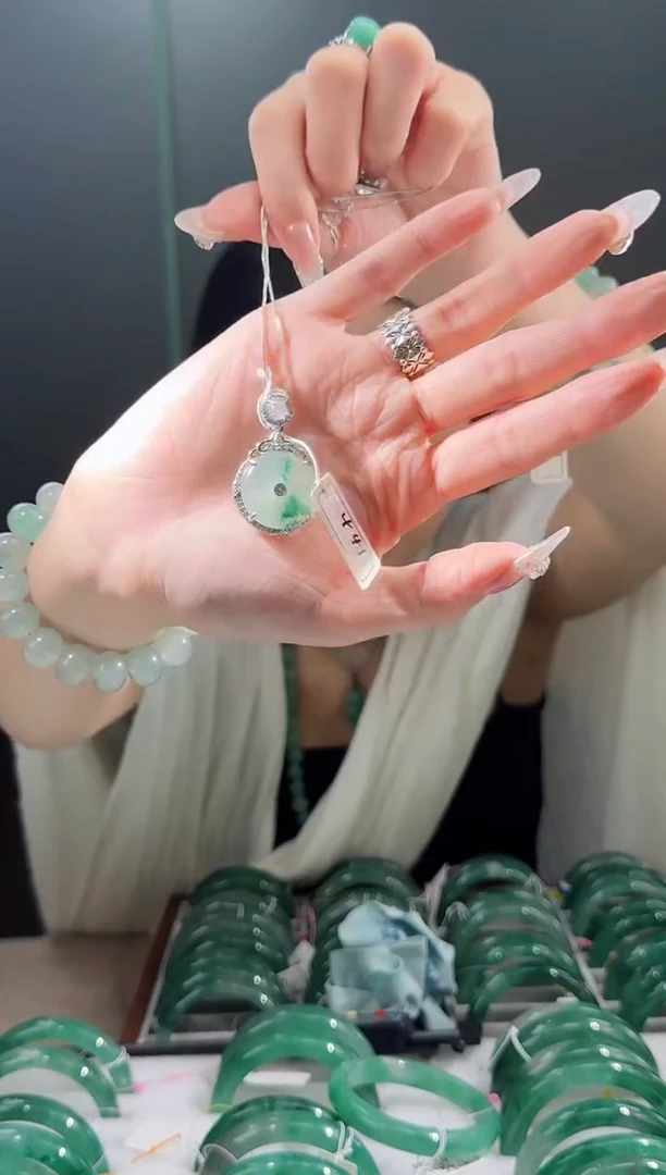 【闪购商品】石英质玉手镯未镶嵌441